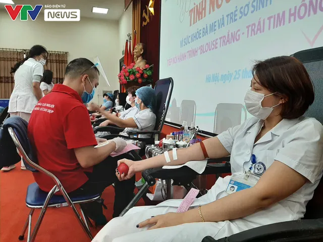 Nhân viên y tế hiến máu vì sức khỏe bà mẹ và trẻ sơ sinh - Ảnh 2. Nhân viên y tế hiến máu vì sức khỏe bà mẹ và trẻ sơ sinh - Ảnh 2.