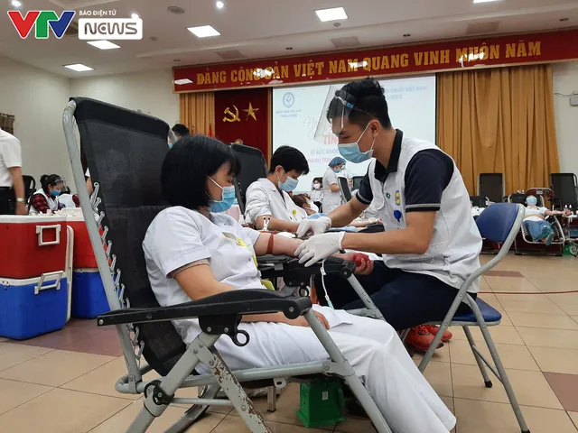 Nhân viên y tế hiến máu vì sức khỏe bà mẹ và trẻ sơ sinh - Ảnh 3. Nhân viên y tế hiến máu vì sức khỏe bà mẹ và trẻ sơ sinh - Ảnh 3.