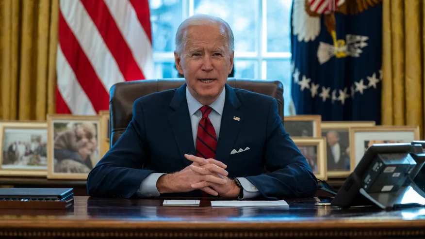 Tổng thống Mỹ Biden ký sắc lệnh phát triển chuỗi cung ứng giảm phụ thuộc Trung Quốc - Ảnh 1.