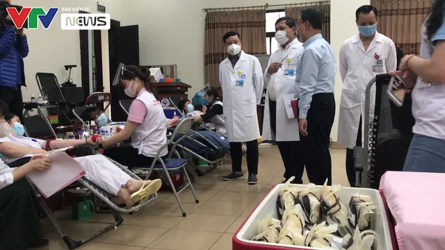 Nhân viên y tế hiến máu vì sức khỏe bà mẹ và trẻ sơ sinh - Ảnh 1. Nhân viên y tế hiến máu vì sức khỏe bà mẹ và trẻ sơ sinh - Ảnh 1.