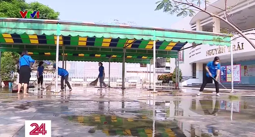 Trường học tại TP Hồ Ch&iacute; Minh dọn vệ sinh chuẩn bị đ&oacute;n học sinh - Ảnh 1.