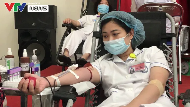 Nhân viên y tế hiến máu vì sức khỏe bà mẹ và trẻ sơ sinh - Ảnh 4. Nhân viên y tế hiến máu vì sức khỏe bà mẹ và trẻ sơ sinh - Ảnh 4.
