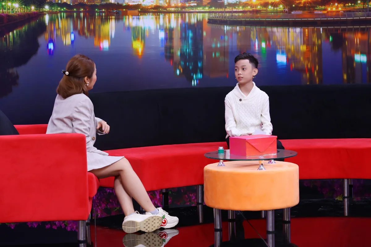 &ldquo;Soobin Ho&agrave;ng Sơn nh&iacute;&rdquo; tr&aacute;i &yacute; ba mẹ khi thổ lộ ước mơ l&agrave;m phi c&ocirc;ng - Ảnh 2.