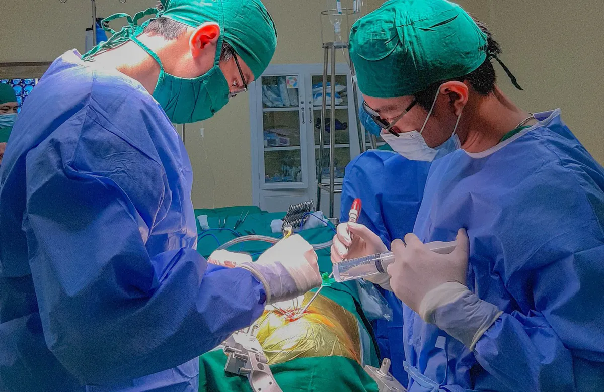 Đau đầu, nhìn mờ, vào viện phát hiện khối u ở hốc mắt - Ảnh 1.