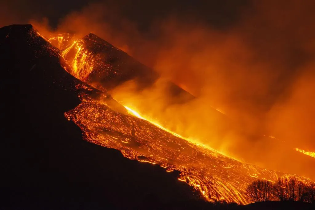 Cận cảnh núi lửa Etna phun trào, bừng sáng trời đêm Sicily (Italy) - Ảnh 3.