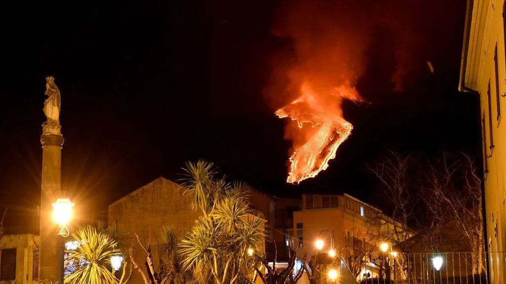 Cận cảnh núi lửa Etna phun trào, bừng sáng trời đêm Sicily (Italy) - Ảnh 4.