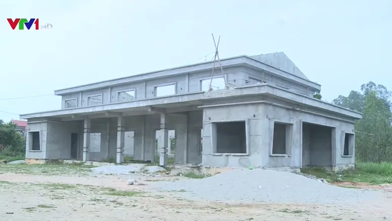 Học sinh thiếu ph&ograve;ng, c&ocirc;ng tr&igrave;nh trường học bỏ hoang - Ảnh 1.