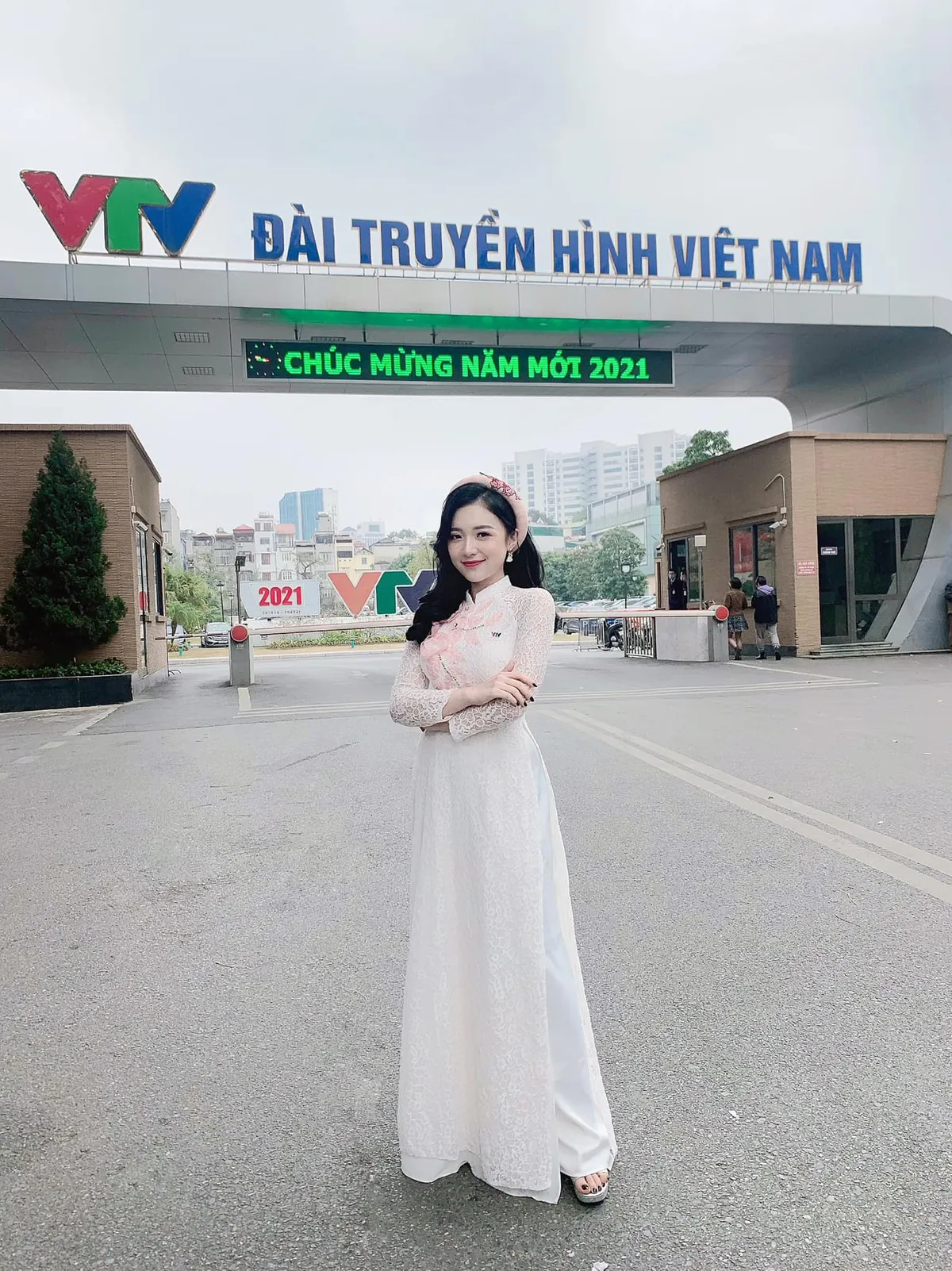 Cặp nữ MC xinh đẹp của VTV kết nối rạng rỡ trong áo dài - Ảnh 2.