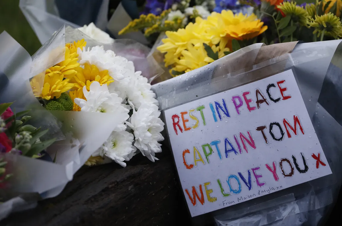 Hiệp sĩ Tom Moore qua đời ở tuổi 100 v&igrave; COVID-19 - Ảnh 2.