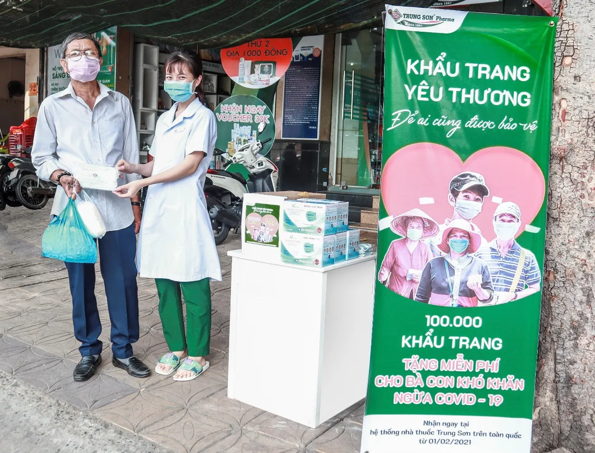 Trung Sơn Pharma tặng 100.000 khẩu trang cho người nghèo - Ảnh 1.