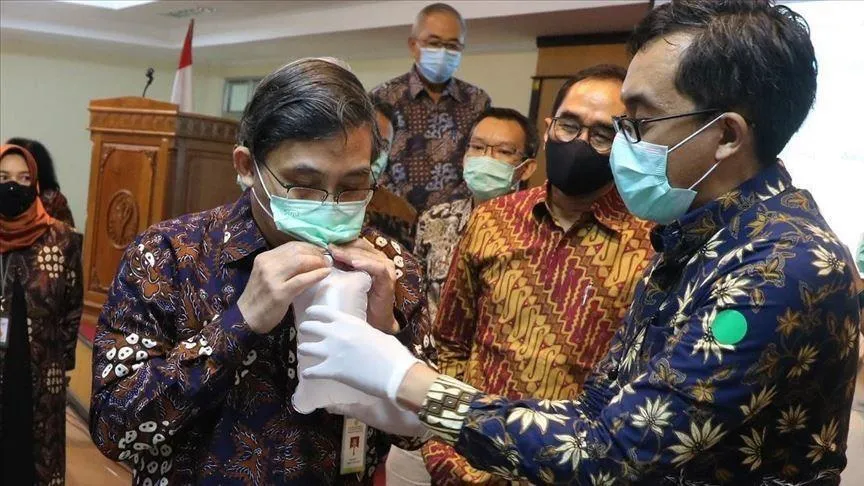 Indonesia phát hiện virus SARS-CoV-2 qua máy dò hơi thở tại các ga tàu - Ảnh 2. Indonesia phát hiện virus SARS-CoV-2 qua máy dò hơi thở tại các ga tàu - Ảnh 2.