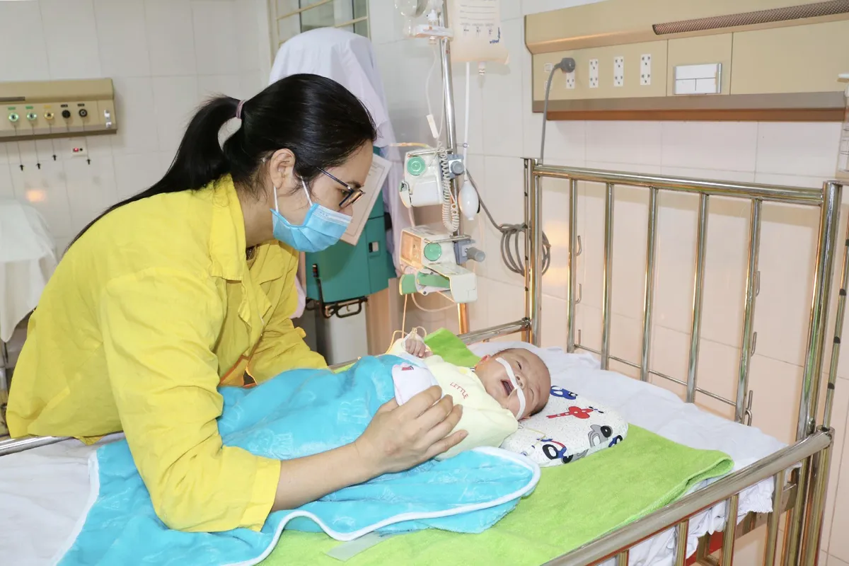 Phẫu thuật cấp cứu bé 1,5 tháng tuổi bị hoại tử ruột - Ảnh 2.