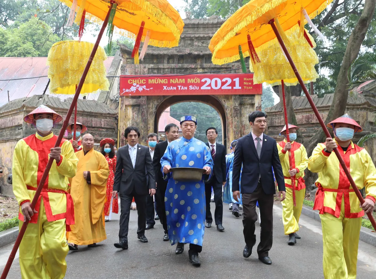 Hoàng Thành Thăng Long thả cá chép, dựng cây nêu đón Xuân Tân Sửu 2021 - Ảnh 7.