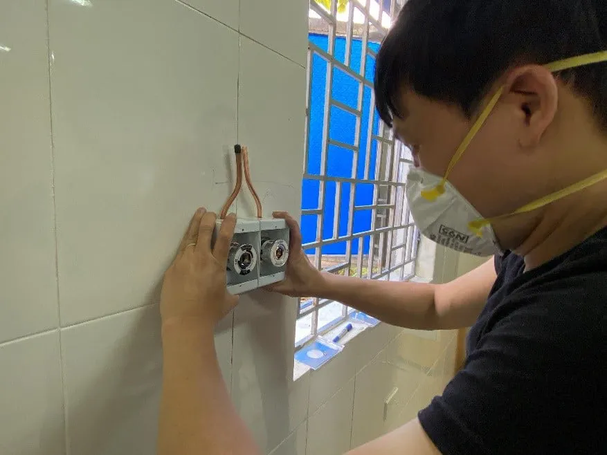 Gấp rút triển khai Bệnh viện dã chiến điều trị bệnh nhân COVID-19 tại Điện Biên - Ảnh 3.