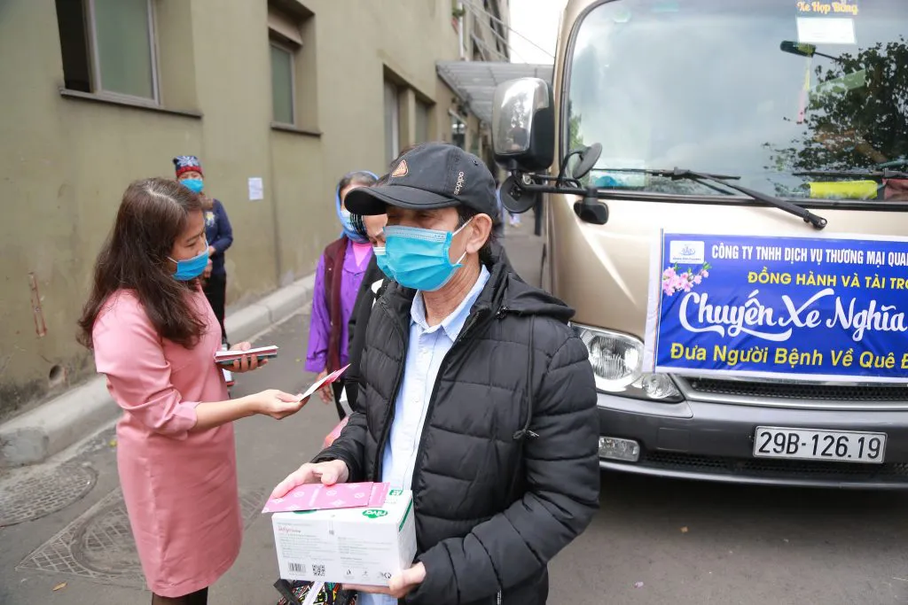 Ấm áp những chuyến xe đưa người bệnh về quê ăn Tết - Ảnh 2. Ấm áp những chuyến xe đưa người bệnh về quê ăn Tết - Ảnh 2.