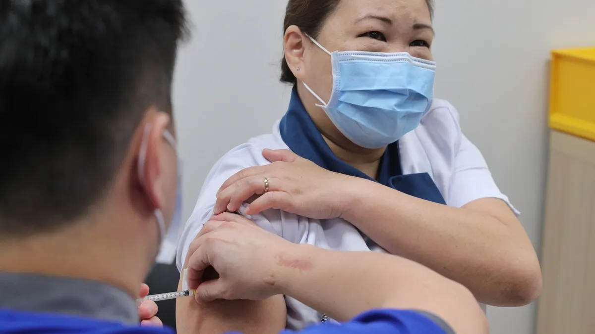 Singapore: Nhân viên y tế bị tiêm nhầm 5 liều vaccine COVID-19 - Ảnh 1. Singapore: Nhân viên y tế bị tiêm nhầm 5 liều vaccine COVID-19 - Ảnh 1.