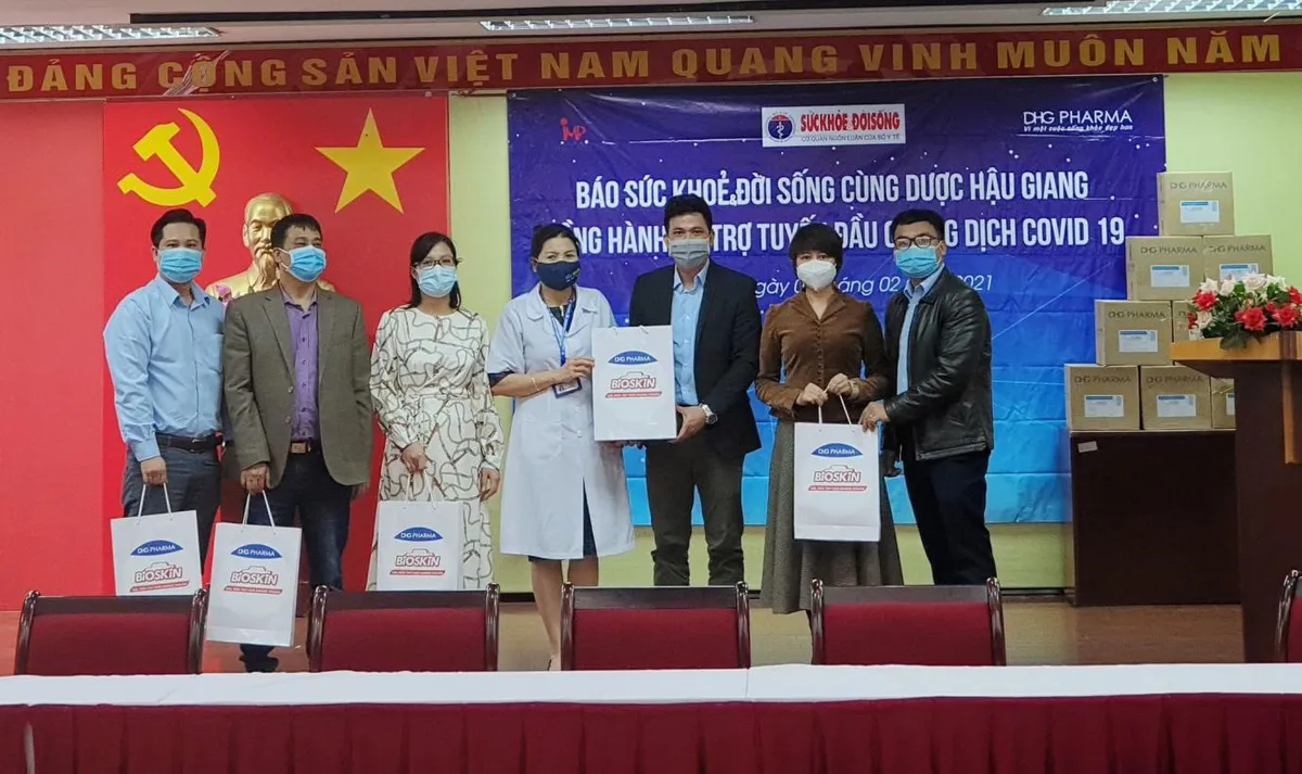 Dược Hậu Giang trao tặng 50.000 chai rửa tay khô kháng khuẩn đồng hành cùng tuyến đầu chống dịch. - Ảnh 1.