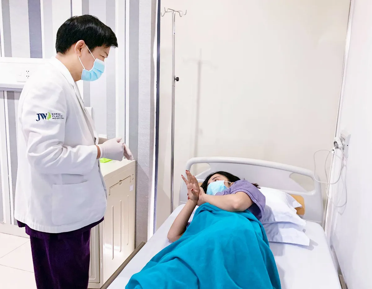 Cô gái trẻ bị hoại tử sau khi tự tiêm filler tại nhà - Ảnh 3. Cô gái trẻ bị hoại tử sau khi tự tiêm filler tại nhà - Ảnh 3.
