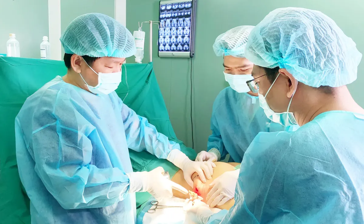 Cô gái trẻ bị hoại tử sau khi tự tiêm filler tại nhà - Ảnh 2. Cô gái trẻ bị hoại tử sau khi tự tiêm filler tại nhà - Ảnh 2.