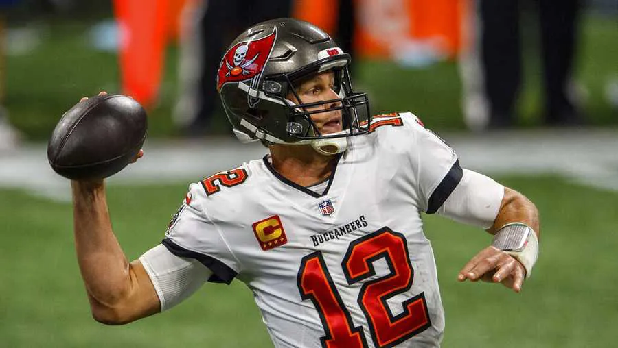 Tom Brady sẽ tiếp tục gắn bó với bóng bầu dục - Ảnh 1. Tom Brady sẽ tiếp tục gắn bó với bóng bầu dục - Ảnh 1.