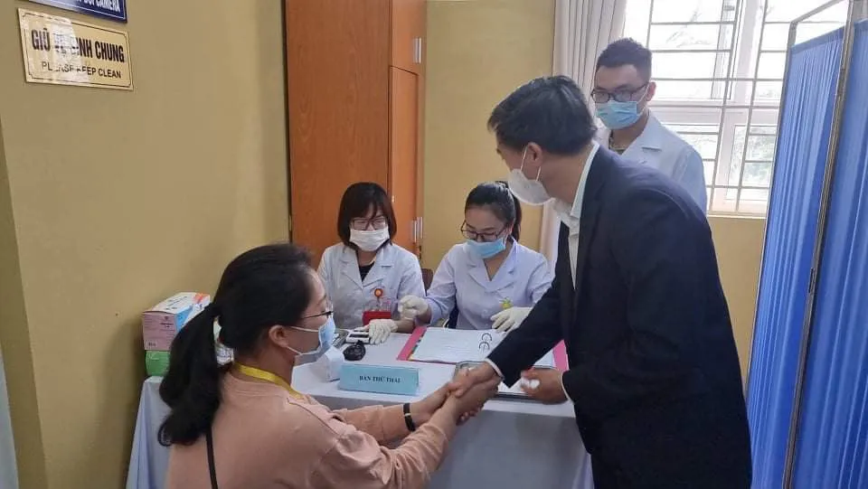 6 tình nguyện viên đầu tiên tiêm thử nghiệm vaccine COVIVAC - Ảnh 1.