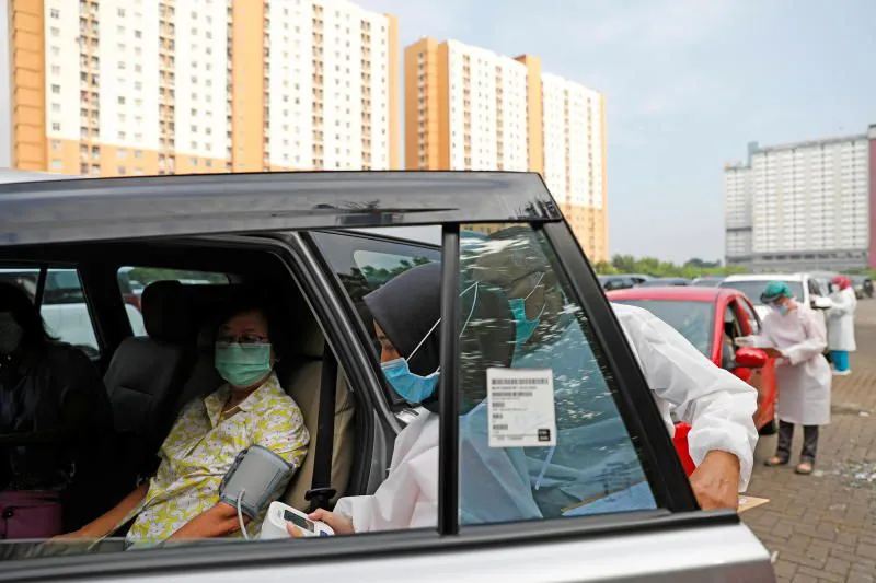 Indonesia là nước đầu tiên ở Đông Nam Á áp dụng tiêm vaccine COVID-19 trên xe - Ảnh 1. Indonesia là nước đầu tiên ở Đông Nam Á áp dụng tiêm vaccine COVID-19 trên xe - Ảnh 1.