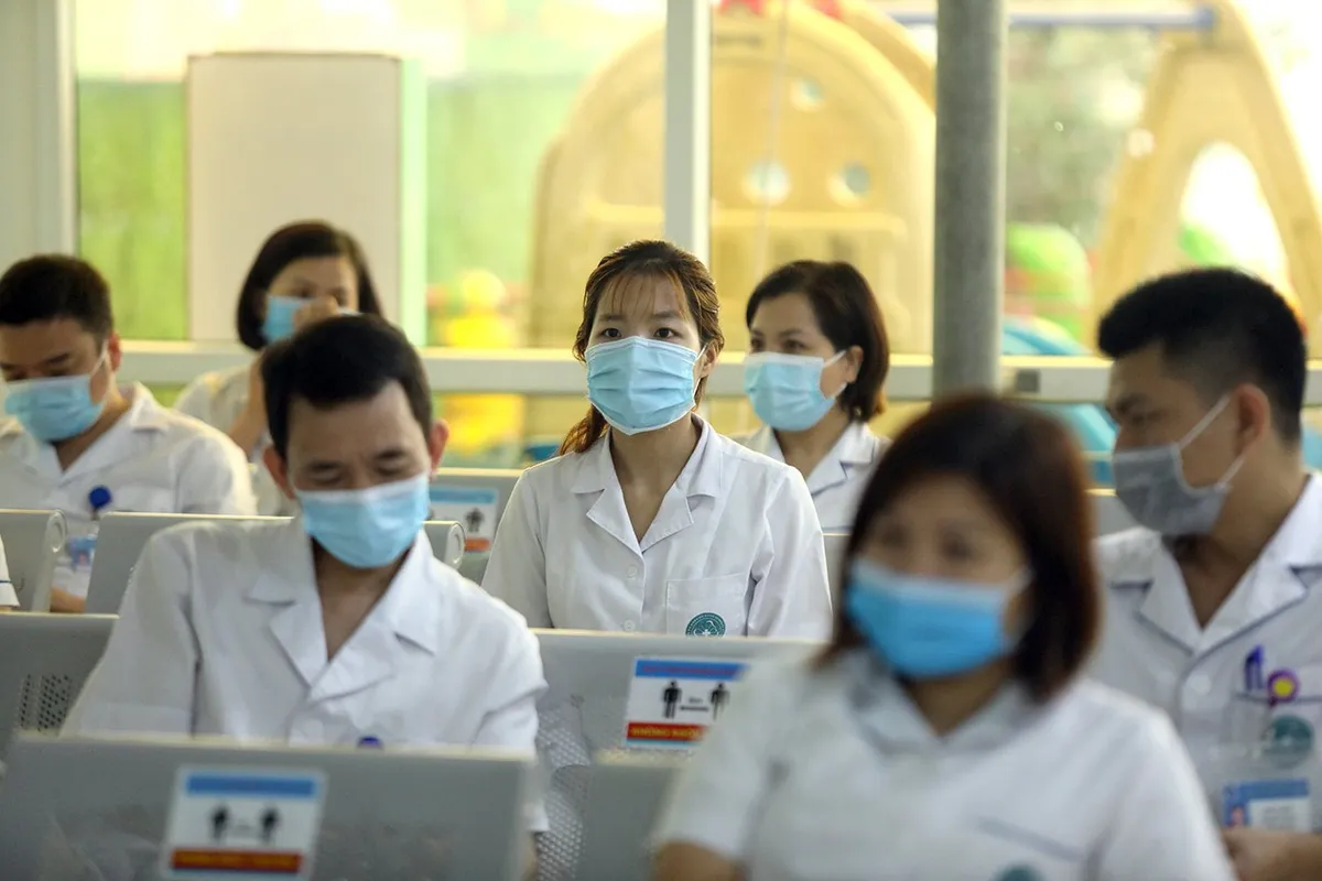 Tiêm vaccine phòng COVID-19 cho nhân viên y tế Bệnh viện Đa khoa Hà Đông - Ảnh 2.