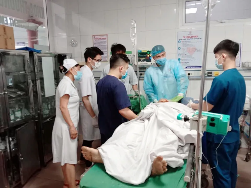 Nghệ An: Khẩn trương cấp cứu các nạn nhân tai nạn giao thông khi đi lễ đền - Ảnh 2.