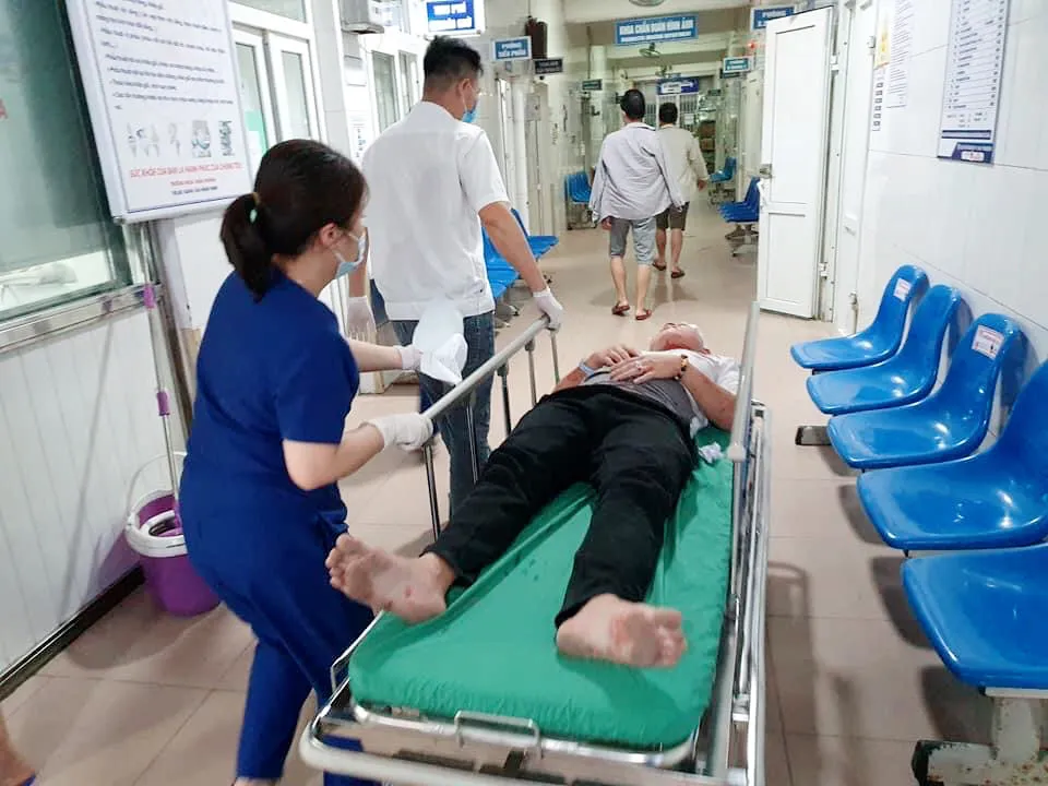 Nghệ An: Khẩn trương cấp cứu các nạn nhân tai nạn giao thông khi đi lễ đền - Ảnh 1.