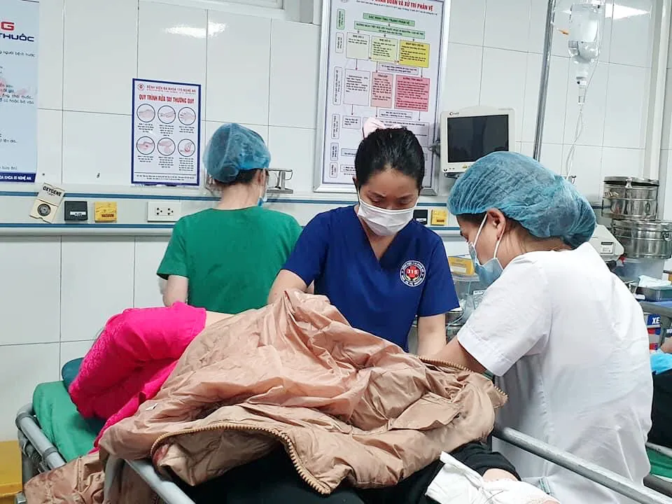 Nghệ An: Khẩn trương cấp cứu các nạn nhân tai nạn giao thông khi đi lễ đền - Ảnh 4.