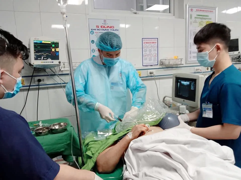 Nghệ An: Khẩn trương cấp cứu các nạn nhân tai nạn giao thông khi đi lễ đền - Ảnh 7.