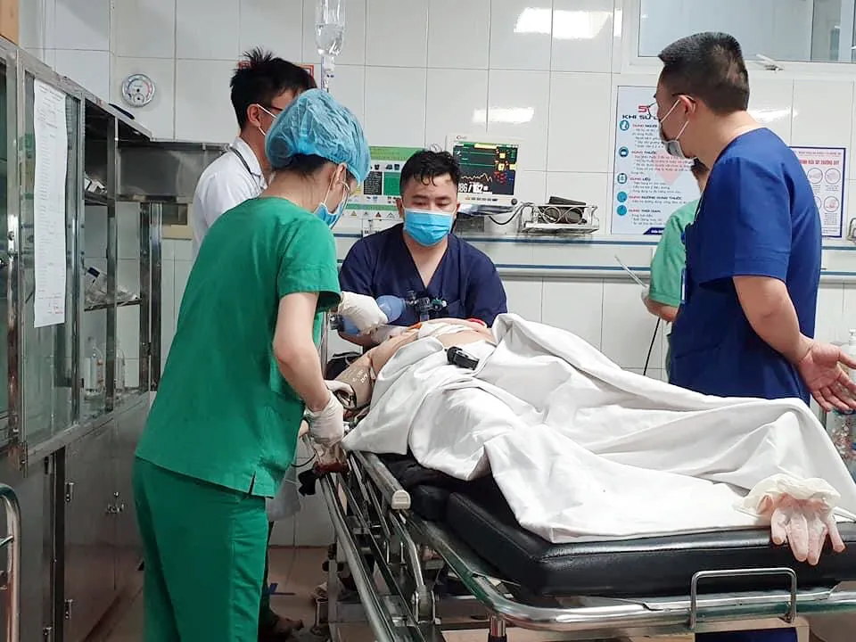 Nghệ An: Khẩn trương cấp cứu các nạn nhân tai nạn giao thông khi đi lễ đền - Ảnh 8.