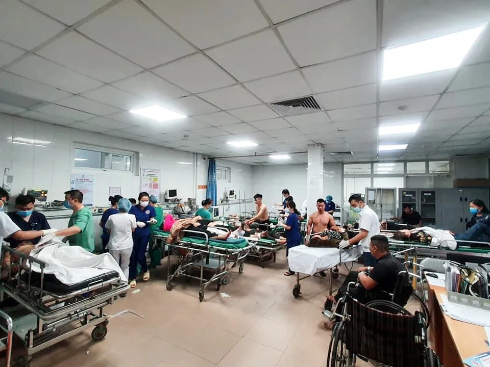 Nghệ An: Khẩn trương cấp cứu các nạn nhân tai nạn giao thông khi đi lễ đền - Ảnh 9.