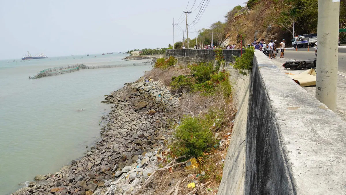 Bị tai nạn ngay khúc cua, người đàn ông rơi xuống kè biển tử vong - Ảnh 1.