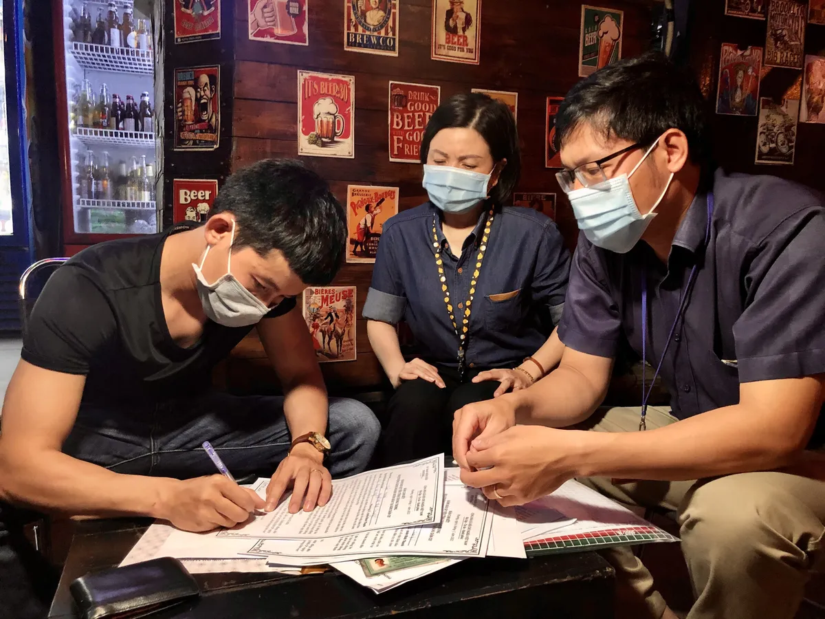 Để h&uacute;t kh&aacute;ch, nhiều h&agrave;ng qu&aacute;n ở TP Hồ Ch&iacute; Minh  đ&agrave;nh l&ograve;ng mở nhạc to - Ảnh 3.