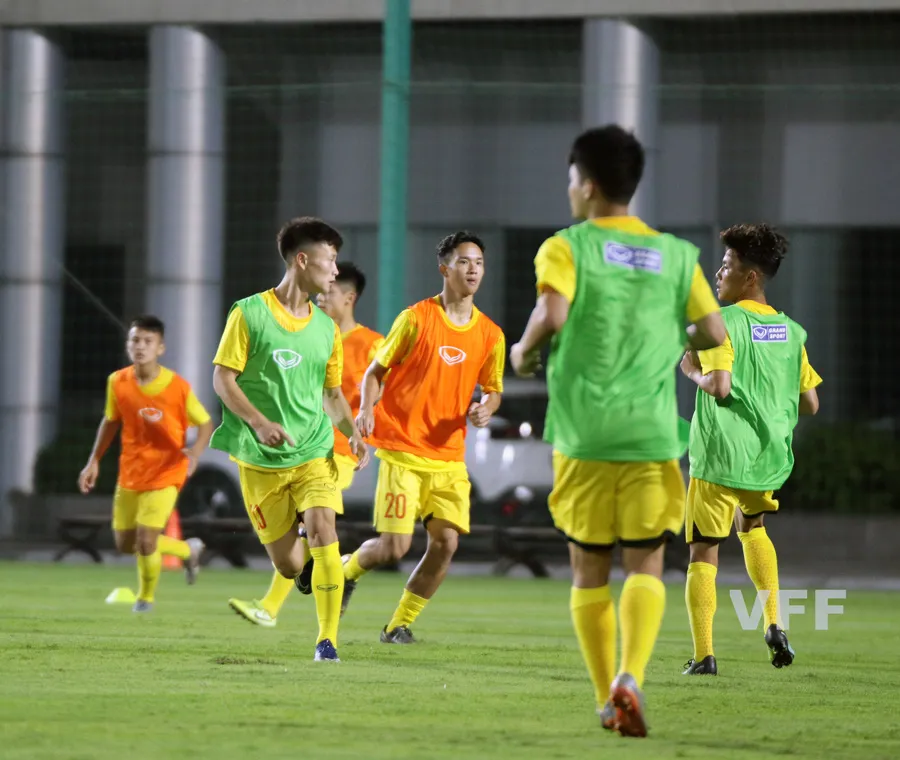 HLV trưởng Philippe Troussier hài lòng về tinh thần tập luyện của các cầu thủ ĐT U18 Việt Nam - Ảnh 1. HLV trưởng Philippe Troussier hài lòng về tinh thần tập luyện của các cầu thủ ĐT U18 Việt Nam - Ảnh 1.