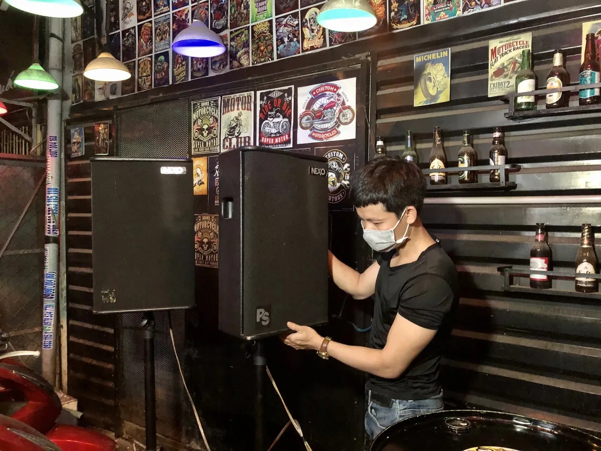 Để h&uacute;t kh&aacute;ch, nhiều h&agrave;ng qu&aacute;n ở TP Hồ Ch&iacute; Minh  đ&agrave;nh l&ograve;ng mở nhạc to - Ảnh 1.