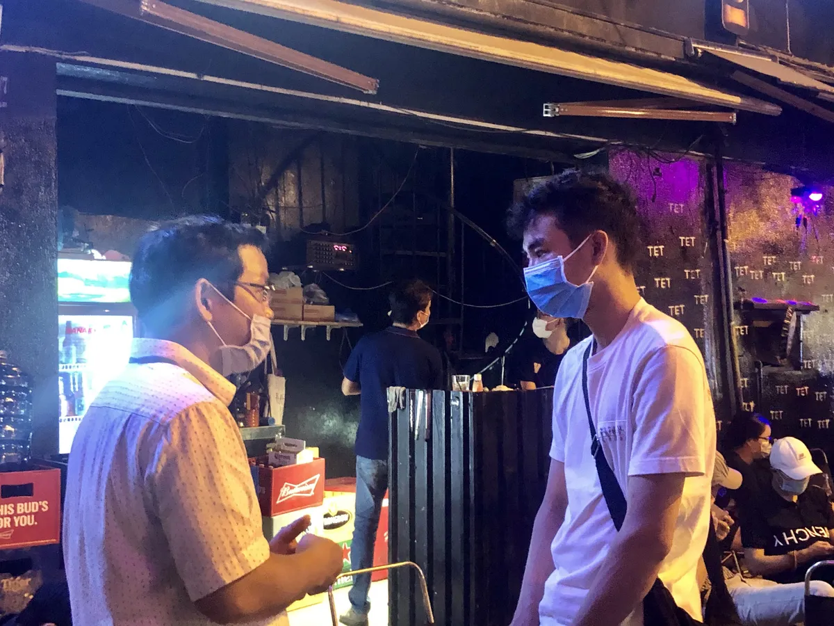 Để h&uacute;t kh&aacute;ch, nhiều h&agrave;ng qu&aacute;n ở TP Hồ Ch&iacute; Minh  đ&agrave;nh l&ograve;ng mở nhạc to - Ảnh 2.