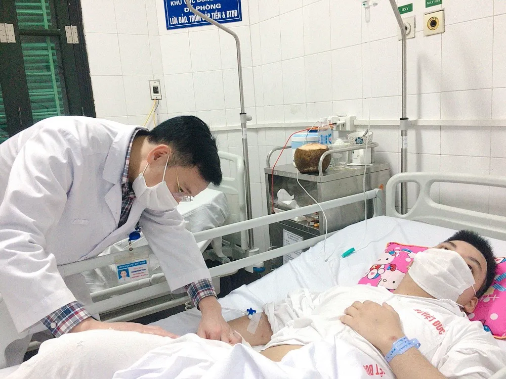 Nam thanh niên 22 tuổi phải thay khớp háng vì hoại tử chỏm xương đùi - Ảnh 1. Nam thanh niên 22 tuổi phải thay khớp háng vì hoại tử chỏm xương đùi - Ảnh 1.