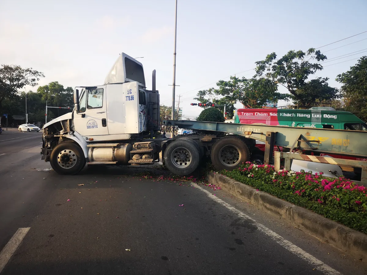 Va chạm giao thông liên hoàn giữa 5 xe ô tô đi cùng chiều ùn tắc nhiều giờ trên quốc lộ - Ảnh 1.