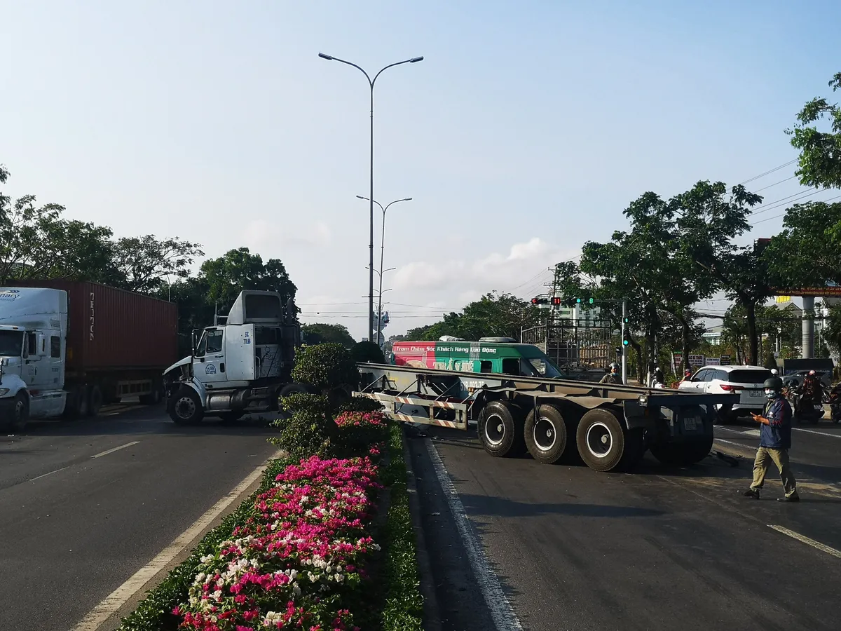 Va chạm giao thông liên hoàn giữa 5 xe ô tô đi cùng chiều ùn tắc nhiều giờ trên quốc lộ - Ảnh 5.