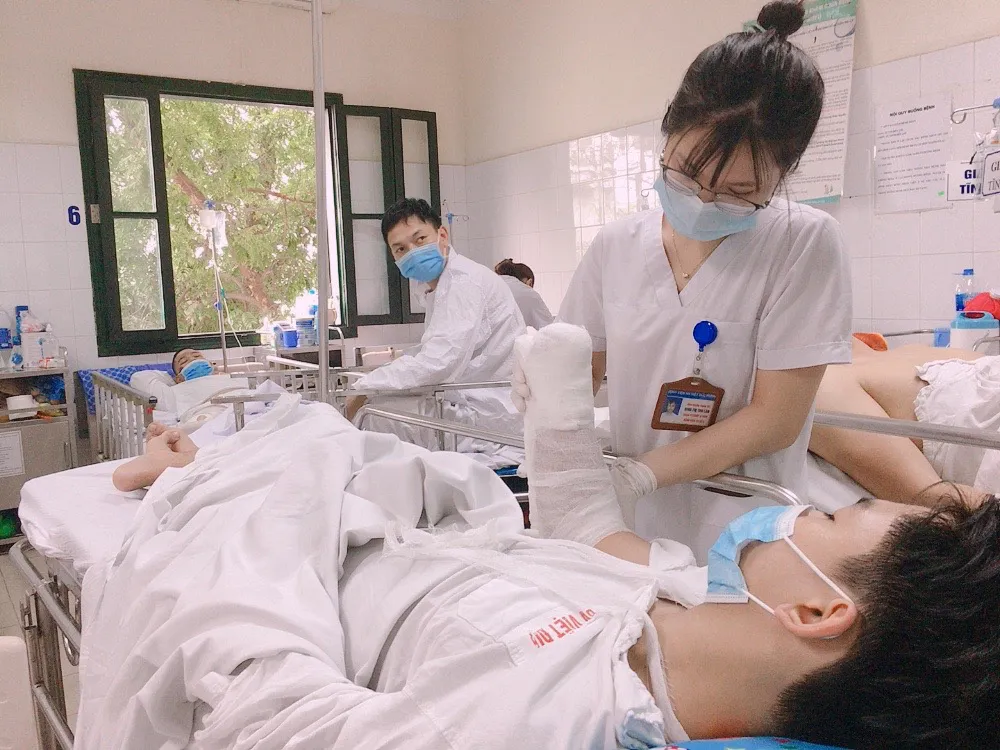Học chế pháo, nam sinh lớp 11 cụt tay do pháo tự chế nổ - Ảnh 1.