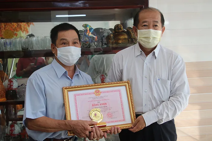 Đồng Tháp khen thưởng người báo tin COVID-19 khu vực biên giới - Ảnh 1. Đồng Tháp khen thưởng người báo tin COVID-19 khu vực biên giới - Ảnh 1.