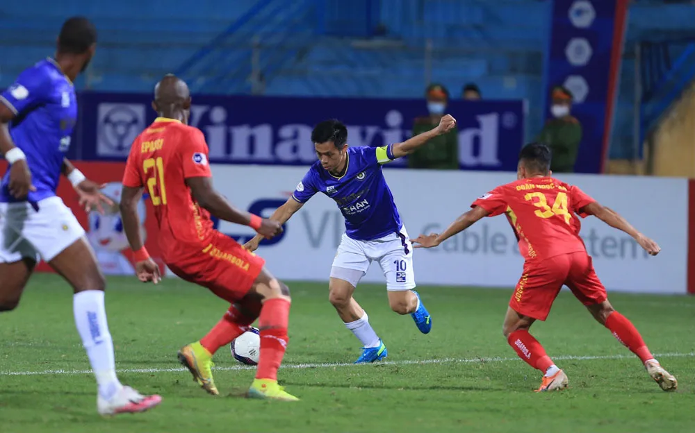 ẢNH: Nhọc nhằn vượt qua Đông Á Thanh Hoá, CLB Hà Nội có chiến thắng thứ 2 liên tiếp - Ảnh 8. ẢNH: Nhọc nhằn vượt qua Đông Á Thanh Hoá, CLB Hà Nội có chiến thắng thứ 2 liên tiếp - Ảnh 8.