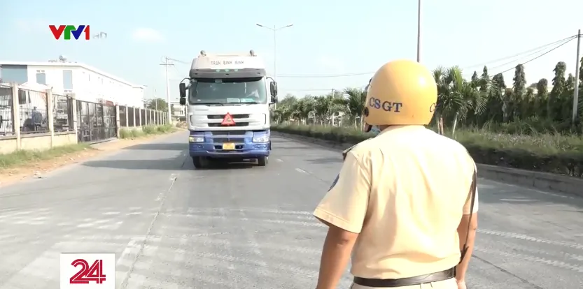 Công an TP Hồ Chí Minh kiểm tra ma túy các lái xe container - Ảnh 1.