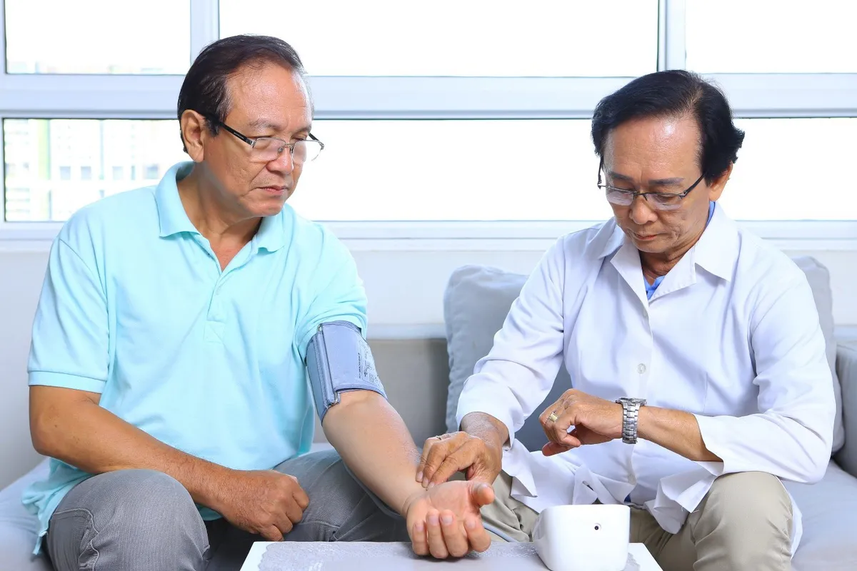 Cách thích nghi với thời tiết giao mùa để phòng đột quỵ sau tuổi 50 - Ảnh 1. Cách thích nghi với thời tiết giao mùa để phòng đột quỵ sau tuổi 50 - Ảnh 1.