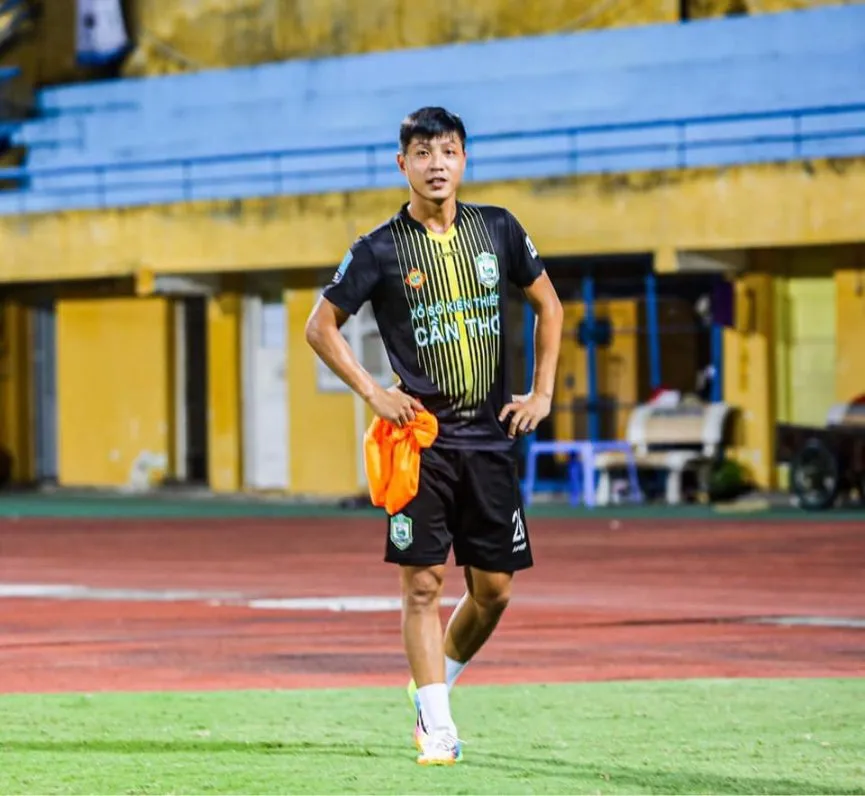 CLB Cần Thơ ra án phạt thủ môn ăn mừng khiêu khích trọng tài - Ảnh 2. CLB Cần Thơ ra án phạt thủ môn ăn mừng khiêu khích trọng tài - Ảnh 2.
