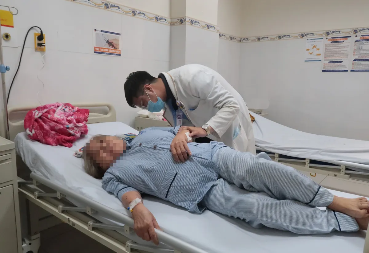 Bơm xi măng điều trị cho bệnh nhân xẹp đốt sống do ngã đập lưng trên sàn cứng - Ảnh 1.