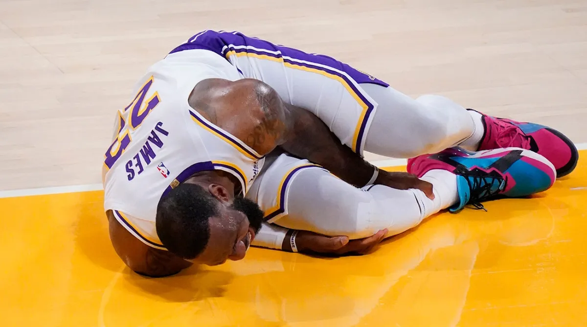 Los Angeles Lakers gặp khó sau chấn thương của Lebron James - Ảnh 1. Los Angeles Lakers gặp khó sau chấn thương của Lebron James - Ảnh 1.
