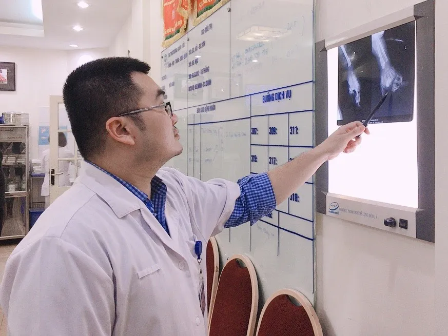 Vô tình cho tay vào máy xay hoa quả, bé gái 2 tuổi bị nát bàn tay - Ảnh 1.